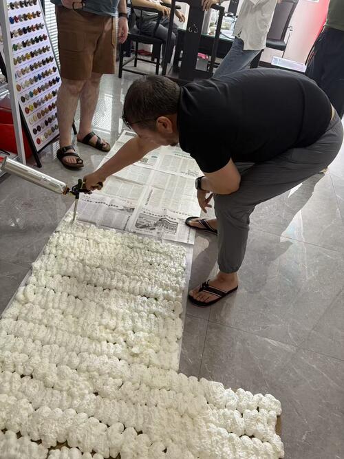 Des invités internationaux visitent notre usine de colle de verre et inspectent la qualité des produits