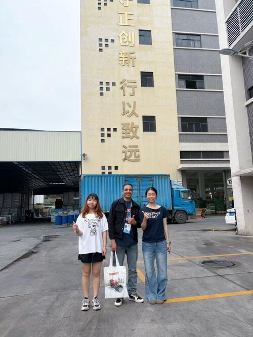 Des clients palestiniens visitent notre usine juste après la Foire de Canton