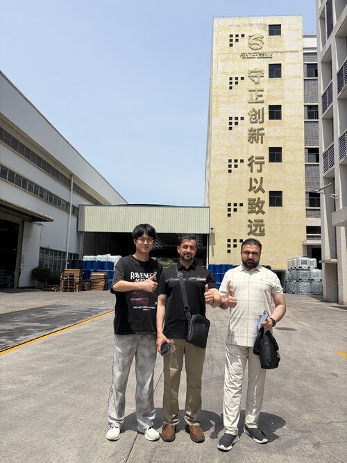 Bienvenue aux clients afghans pour inspecter notre colle de verre